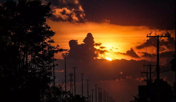 Frente fria chega a MS e terça-feira começa com chuva fraca em Campo Grande