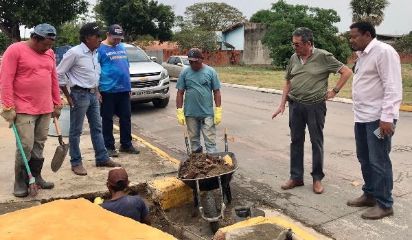 Prefeitura realiza limpeza preventiva de bueiros em Porto Murtinho