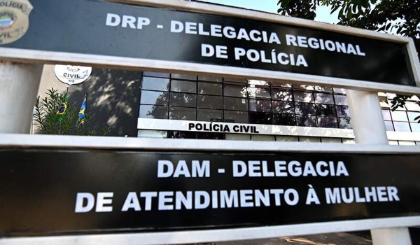 Homem é preso por manter esposa em cárcere e vítima socorrida com sangramento