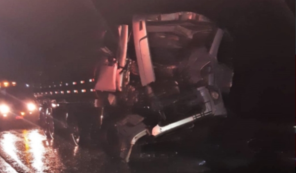 Carreta tomba após colidir com caminhão carregado de combustíveis