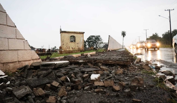 Com ventos até 85 km/h, tempestade derruba muro do cemitério Santo Antônio