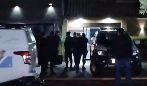 Assaltante invade casa e morre durante troca de tiros com policiais em Dourados