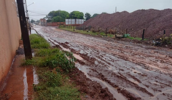 Chuva transforma rua em lamaçal no Aero Rancho e moradores não conseguem sair de casa