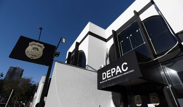 Mulher é rendida em estacionamento e perde R$ 5 mil