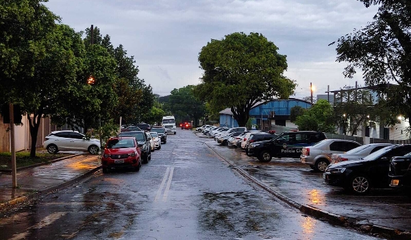 Dourados tem madrugada com chuva de 45 mm e vento de 32 km/hora