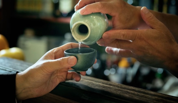 Japão quer aumentar consumo de álcool entre jovens; entenda o motivo