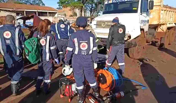 Acidente na BR-163 envolve 4 veículos e deixa duas pessoas presas entre as ferragens