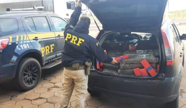 Flagrado pela PRF, traficante é preso com mais de meia tonelada de maconha