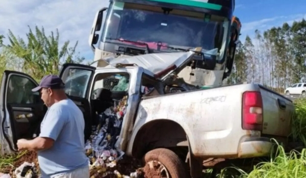 Comerciante sai ilesa de grave acidente entre S-10 e carreta na BR-163