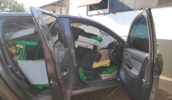 Traficante bate camionete em árvore e abandona carga milionária de maconha