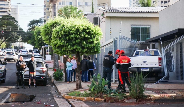 A caminho da maternidade, camionete com grávida invade consultório odontológico
