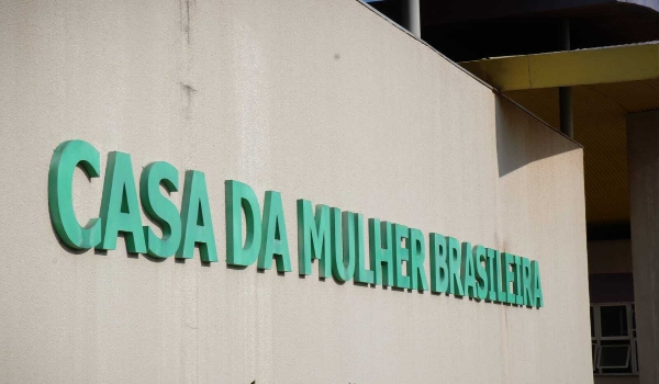 Adolescente chama polícia após mãe e irmã grávida serem agredidas pelo pai