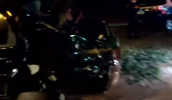 Perseguição a traficante tem tiros, capotamento e rapaz preso em carga de maconha