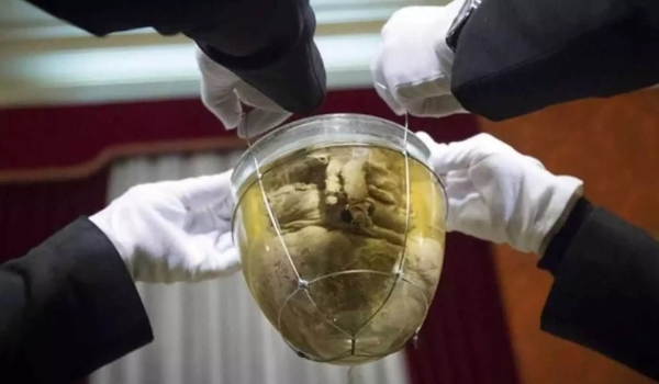 Coração preservado de Dom Pedro I chega a Brasília com honras de chefe de Estado