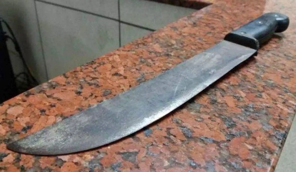 Bêbado, marido tenta matar esposa com golpes de facão em MS