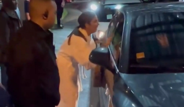 VÍDEO: Ivete Sangalo passa vergonha ao ser ignorada por William Bonner na portaria da Globo