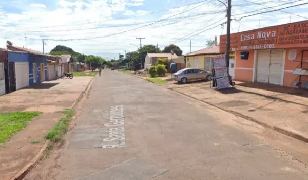 Crianças são resgatadas abandonadas entre comida podre e fezes