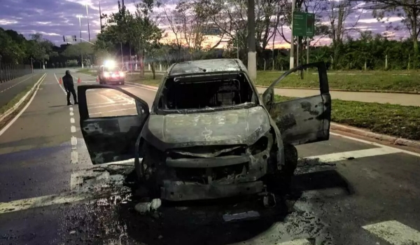 Carro pega fogo e fica completamente destruído nos altos da Afonso Pena