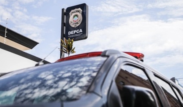 Abandonadas, crianças são resgatadas de casa com comida podre e sujeira em Campo Grande