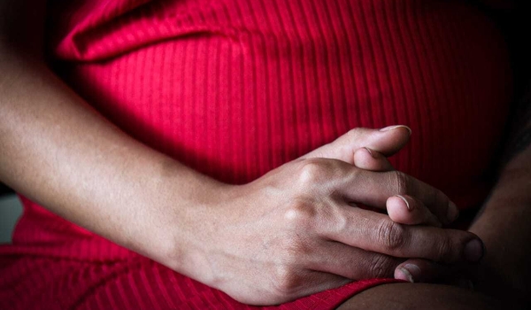 Grupo invade casa, ataca morador com 19 facadas e agride grávida de 15 anos