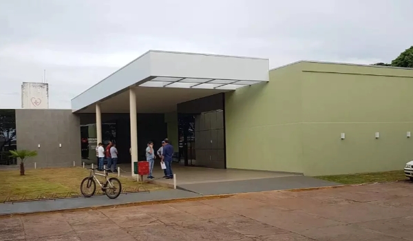 Mulher é esfaqueada 3 vezes no peito e abandonada em hospital pelo namorado