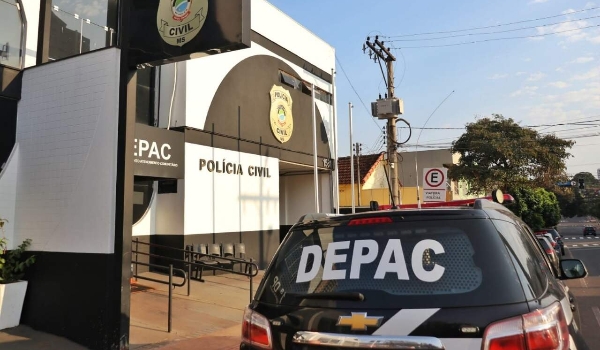 Condutor é agredido na cabeça e tem carro roubado por 3 bandidos