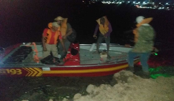 Pescadores são resgatados após ficarem 