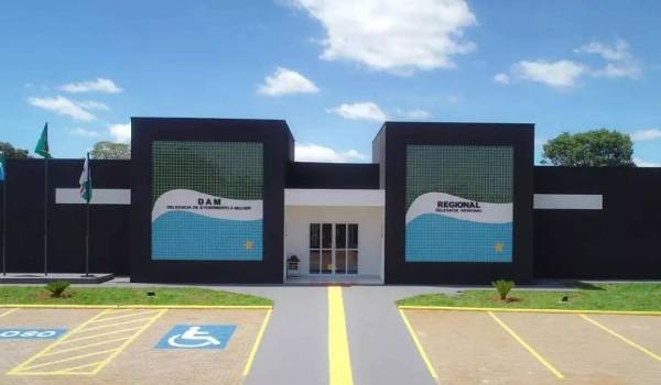 Adolescente conta para diretora de escola sobre estupros e pai é preso