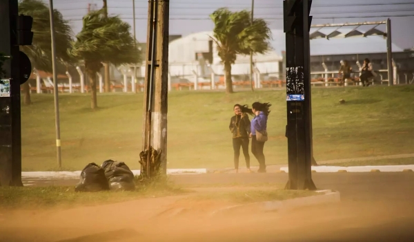 Sob alerta, Campo Grande registra vendaval que levanta poeira em bairros