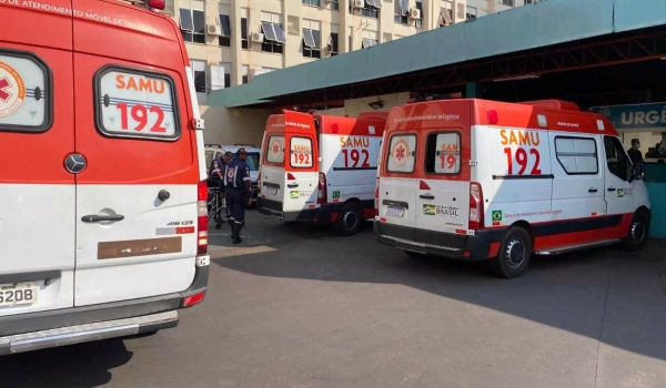 Com retenção da Santa Casa, três pacientes adormecem em macas de ambulâncias'presas' no pátio do hospital