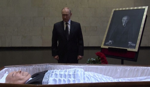 Putin homenageia Gorbachev com flores, mas afirma que não vai comparecer ao funeral