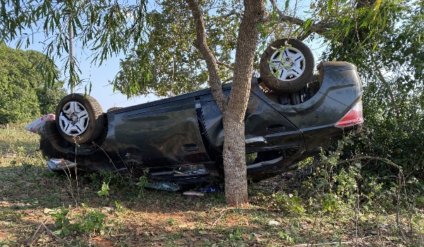 Idoso perde controle de direção devido a boné, carro capota e mulher morre