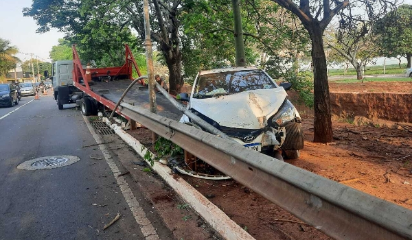 Motorista perde controle de carro e derruba poste na Fernando Corrêa da Costa