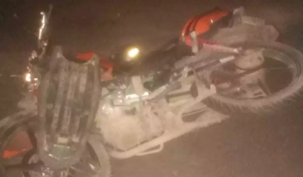 Motociclista é socorrida em estado grave após bater de frente com carro