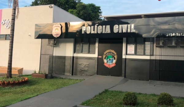 Segurança é flagrado com distintivo de delegado que comprou pela internet