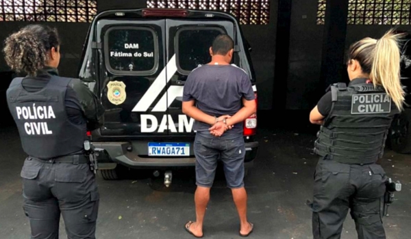 Homem é preso por perseguir mulheres usando moto vermelha