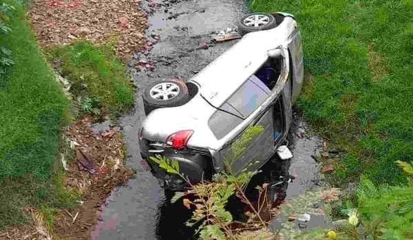 Carro cai de ponte em Pedro Juan Caballero e deixa três feridos