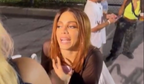 Anitta vai ao show de Léo Santana em Miami e cumpre promessa de ficar ‘tortinha’