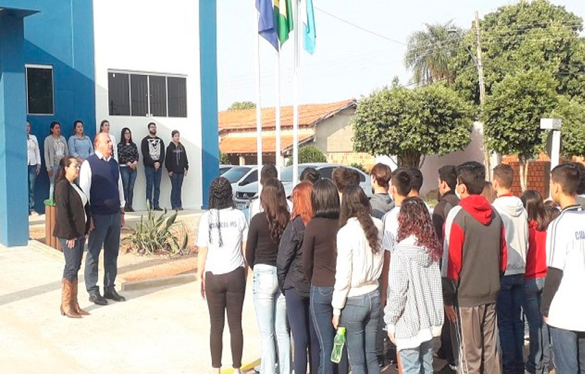 Alunos e servidores de Caracol participam de atividades alusivas a semana da pátria