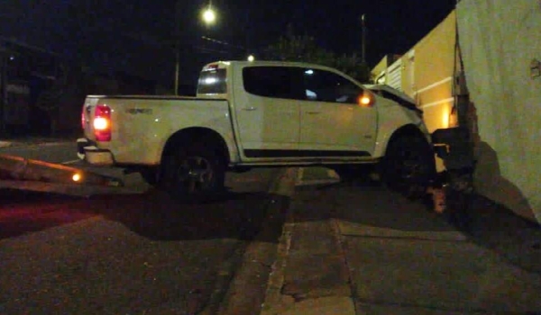 Desgovernada, camionete bate em muro de residência e condutor 