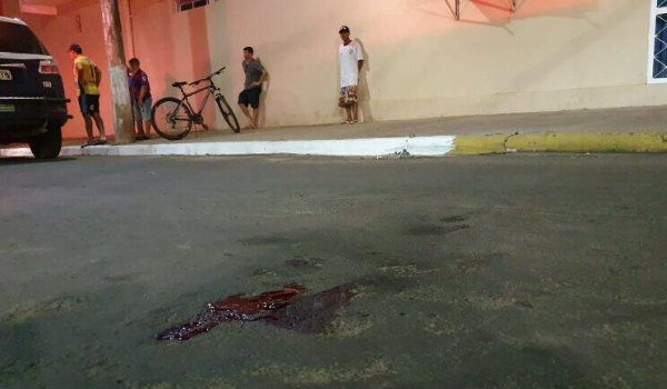 Em discussão por cigarro, jovem espanca homem até a morte na rua