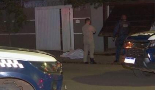 Homem é morto com tiros na cabeça e costas pela ex-namorada e atual marido dela