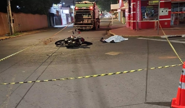 Motociclista não respeita sinalização e morre ao bater em caminhão da coleta de lixo em Campo Grande
