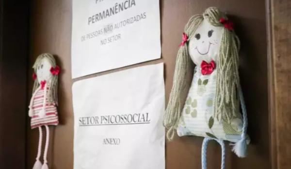 Polícia investiga se marido de babá estuprou criança de 4 anos