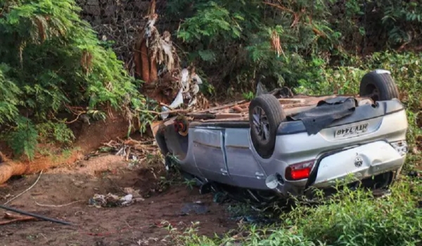 Carro é encontrado caído e abandonado no Rio Anhanduí sem duas rodas 
