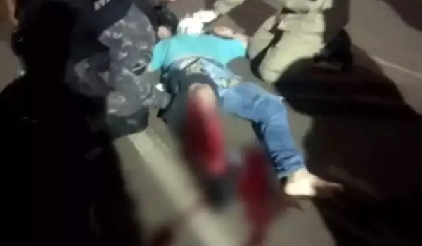 Motociclista tem pé arrancado ao colidir em carro estacionado na Av. Guaicurus 