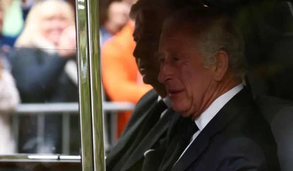 Face pública de Charles III será conhecida com o tempo, diz professora