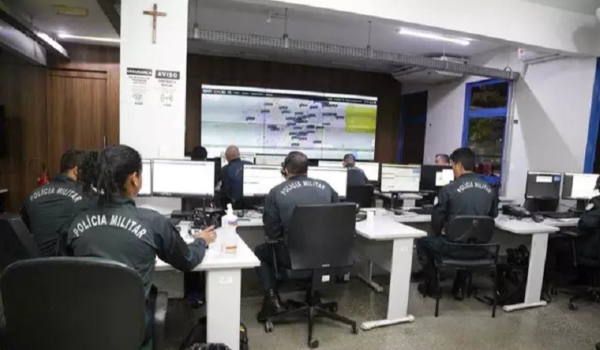 Pedido de socorro em códigos e até apelo de criança com fome desafiam PMs do 190 