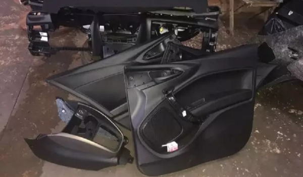 Chinês é preso desmanchando carro furtado de locadora 