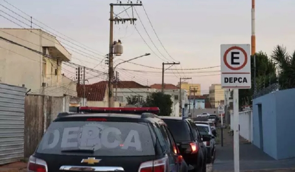 Após tentar incendiar casa, mulher abandona os quatro filhos sem comida e roupas 
